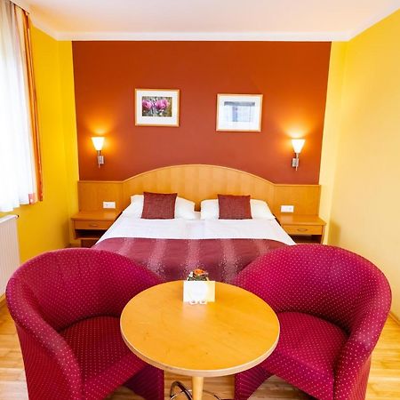 Golf & Thermenland Sonnenpension Fruehstueckshotel Burgauberg Штегерсбах Екстер'єр фото