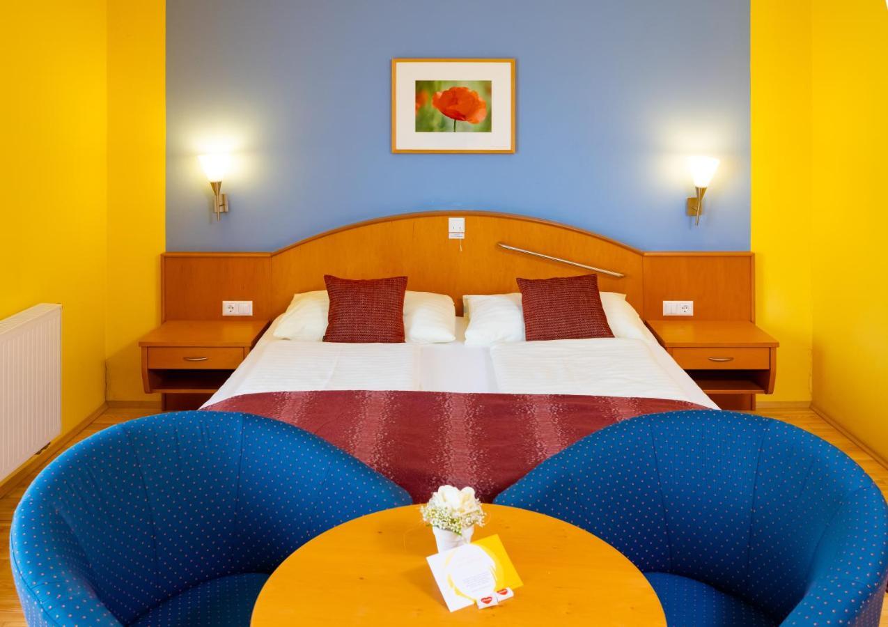 Golf & Thermenland Sonnenpension Fruehstueckshotel Burgauberg Штегерсбах Екстер'єр фото