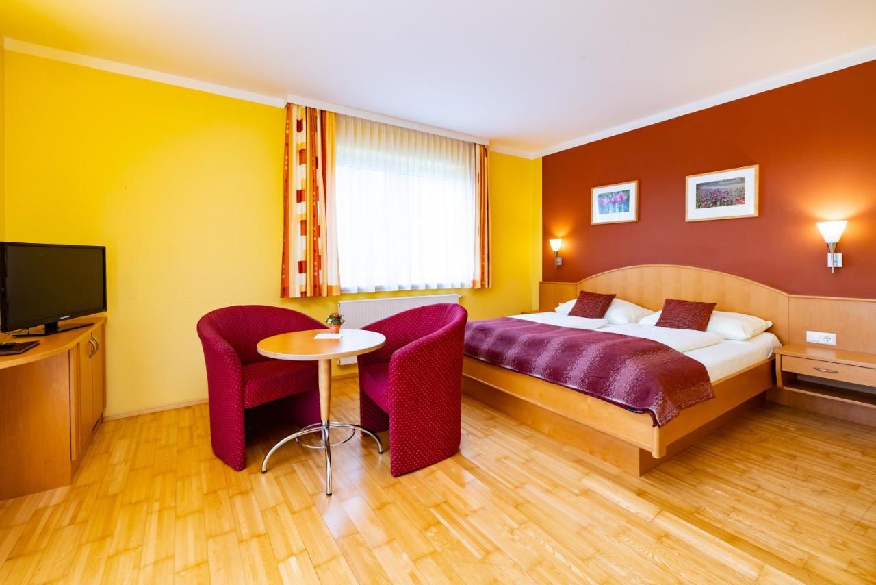 Golf & Thermenland Sonnenpension Fruehstueckshotel Burgauberg Штегерсбах Екстер'єр фото